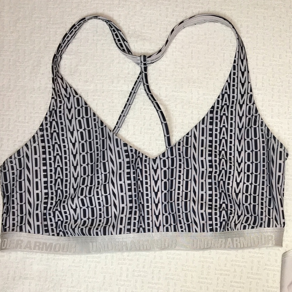 Under Armour Women sport Bra large black and white